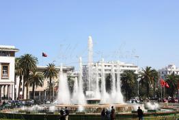 Image du Maroc Professionnelle de  L'ancienne fontaine lumineuse et musicale de Casablanca qui étai l’une des plus importante attraction du centre ville  de la cité blanche, la fierté des Bidaouis surtout durant les années soixante dix et quatre vingt. Située sur la place Mohammed V, Samedi 10 Mars 2007. (Photo / Abdeljalil Bounhar) 